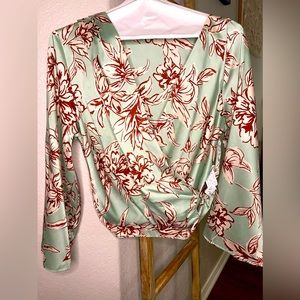 Beautiful crop style dress top!